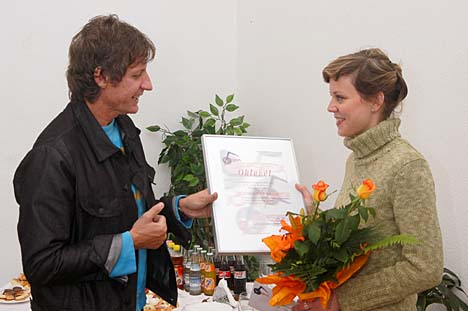 Bényi András átadja a díjat Mosshammer Kingának